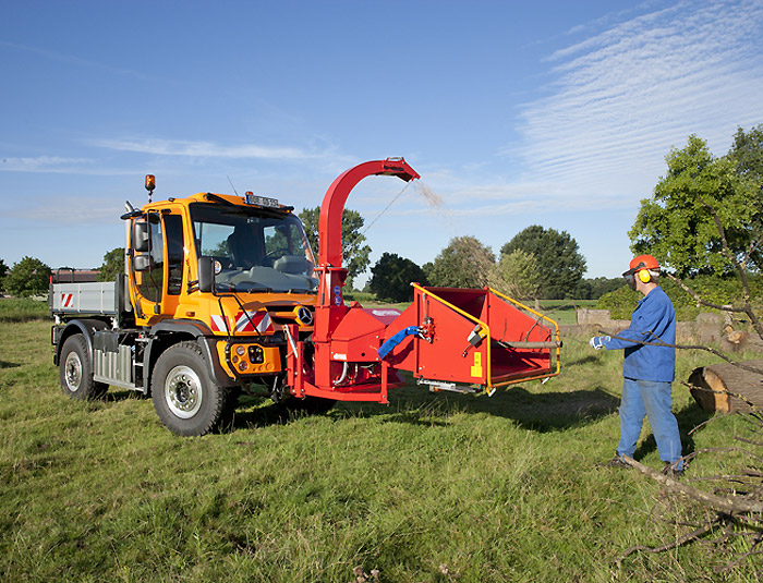 Bild Unimog mit Häcksler