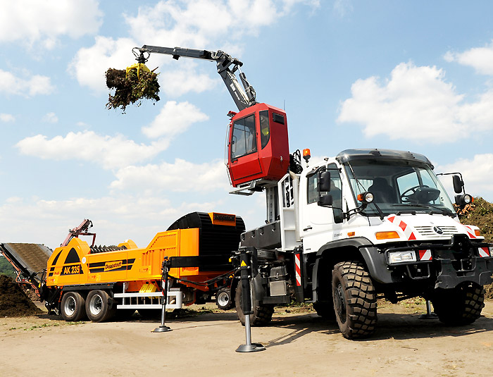 Bild Unimog mit Kranaufbau