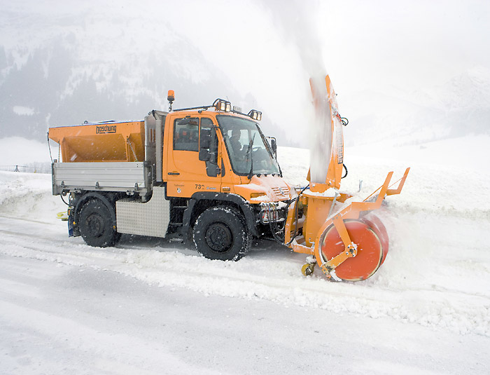 Bild Unimog mit Schneefräse
